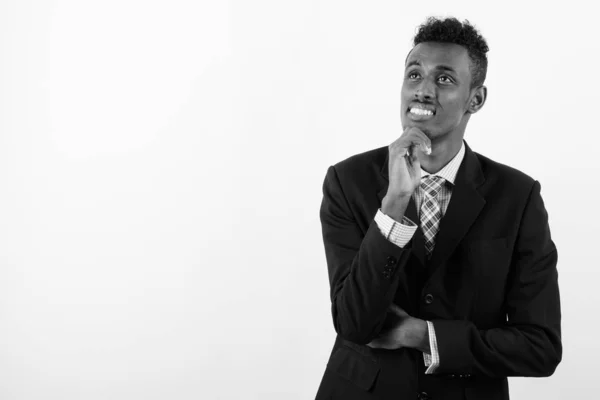 Jonge bebaarde Afrikaanse zakenman in pak tegen witte achtergrond — Stockfoto