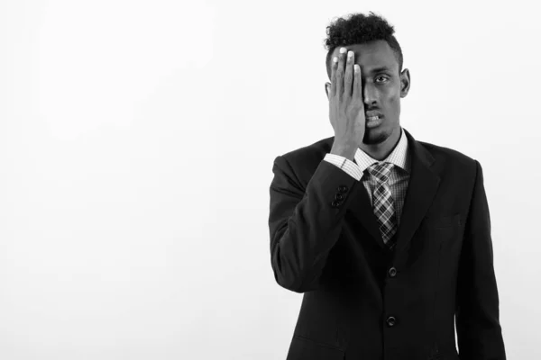 Jonge bebaarde Afrikaanse zakenman in pak tegen witte achtergrond — Stockfoto