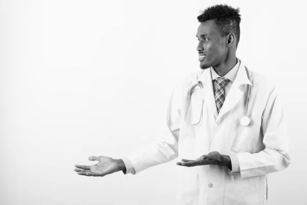 Genç sakallı Afrikalı doktor beyaz arka planda — Stok fotoğraf