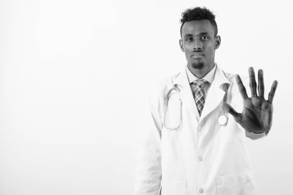 Joven barbudo médico hombre africano contra fondo blanco —  Fotos de Stock