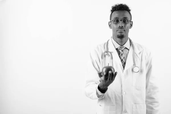 Jovem barbudo Africano homem médico contra fundo branco — Fotografia de Stock