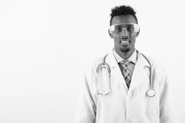 Африканський лікар, що носить захисні окуляри на білому фоні. — стокове фото