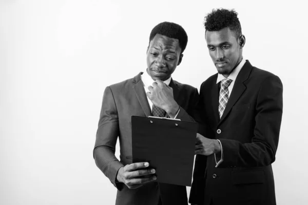 Dos jóvenes empresarios africanos contra el fondo blanco —  Fotos de Stock