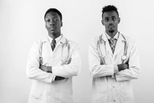 Двоє африканських лікарів проти білого походження — стокове фото
