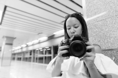 Bangkok 'u siyah beyaz gezen çok ırklı güzel turist kadının portresi.