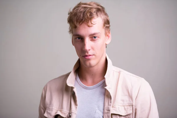 Estúdio Tiro Homem Escandinavo Bonito Jovem Com Cabelo Encaracolado Loiro — Fotografia de Stock