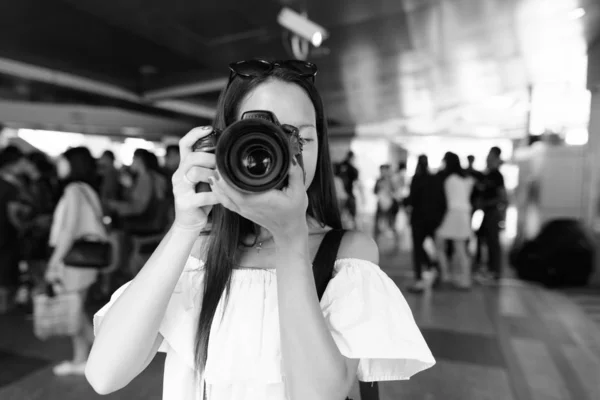 Portré Fiatal Gyönyörű Többnemzetiségű Turista Felfedező Város Bangkok Fekete Fehér — Stock Fotó