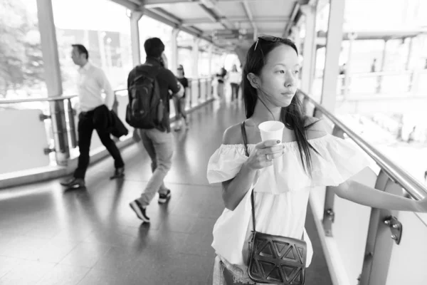 Retrato Una Joven Hermosa Turista Multiétnica Explorando Ciudad Bangkok Blanco —  Fotos de Stock