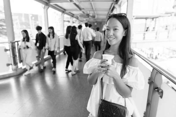 Portrét Mladé Krásné Multietnické Turistické Ženy Objevující Město Bangkok Černé — Stock fotografie