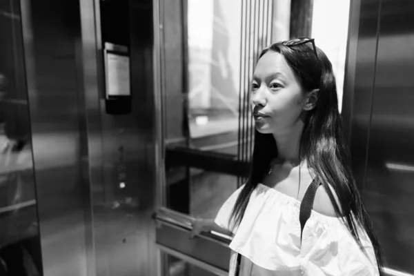年轻美丽的多族裔女游客穿着黑白相间的衣服游览曼谷的画像 — 图库照片