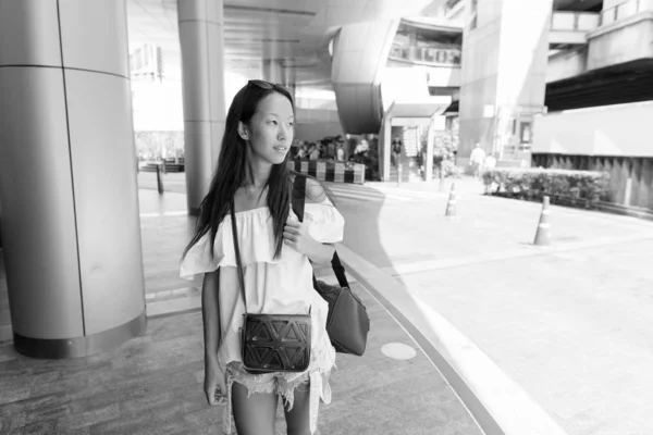 Retrato Una Joven Hermosa Turista Multiétnica Explorando Ciudad Bangkok Blanco — Foto de Stock