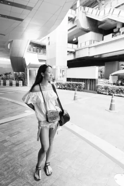 Портрет Молодой Красивой Многонациональной Туристки Исследующей Город Бангкок Черно Белом — стоковое фото