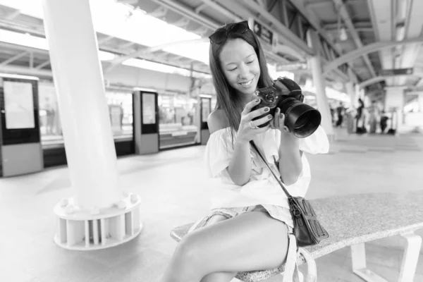 Bangkok Siyah Beyaz Gezen Çok Irklı Güzel Turist Kadının Portresi — Stok fotoğraf