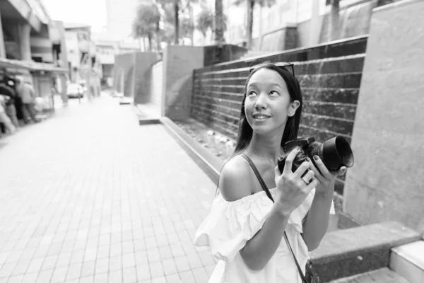 Πορτρέτο Της Νεαρής Όμορφη Πολυεθνική Τουριστική Γυναίκα Εξερεύνηση Της Πόλης — Φωτογραφία Αρχείου