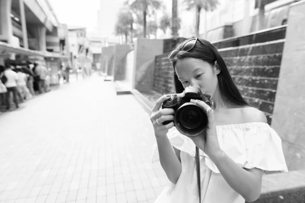 黒と白でバンコクの街を探索若い美しい多民族観光客の女性の肖像画 — ストック写真