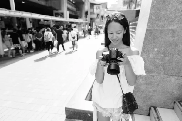Retrato Una Joven Hermosa Turista Multiétnica Explorando Ciudad Bangkok Blanco —  Fotos de Stock