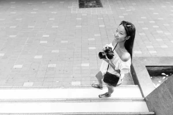 흑백으로 탐험하고 아름다운 관광객의 — 스톡 사진