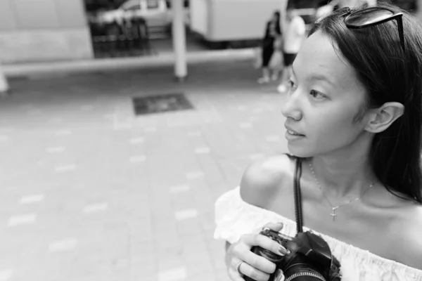 Portrét Mladé Krásné Multietnické Turistické Ženy Objevující Město Bangkok Černé — Stock fotografie