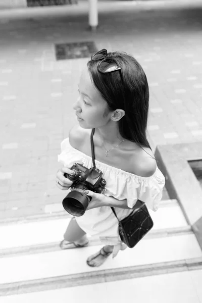 Портрет Молодой Красивой Многонациональной Туристки Исследующей Город Бангкок Черно Белом — стоковое фото
