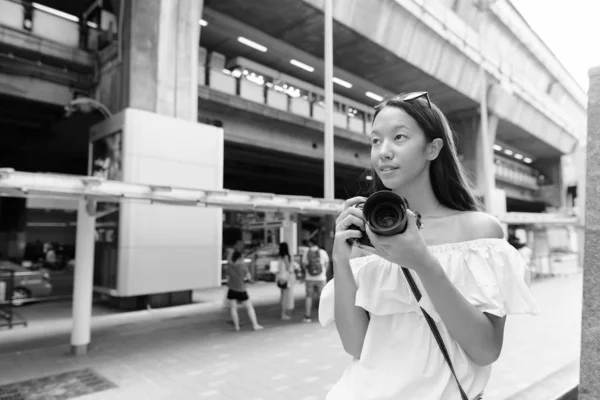 Retrato Una Joven Hermosa Turista Multiétnica Explorando Ciudad Bangkok Blanco —  Fotos de Stock