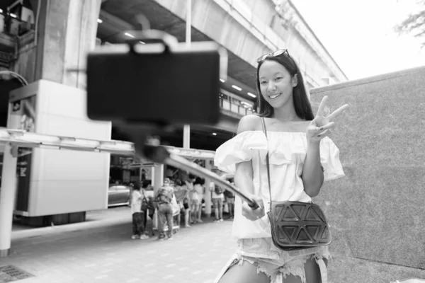 Retrato Una Joven Hermosa Turista Multiétnica Explorando Ciudad Bangkok Blanco — Foto de Stock