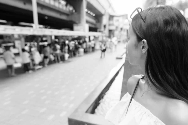 Retrato Una Joven Hermosa Turista Multiétnica Explorando Ciudad Bangkok Blanco —  Fotos de Stock