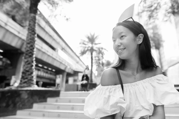 Retrato Una Joven Hermosa Turista Multiétnica Explorando Ciudad Bangkok Blanco —  Fotos de Stock