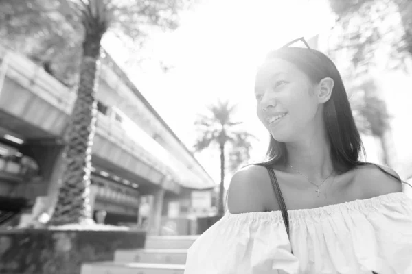 Retrato Una Joven Hermosa Turista Multiétnica Explorando Ciudad Bangkok Blanco —  Fotos de Stock