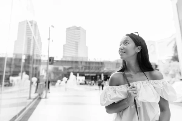 年轻美丽的多族裔女游客穿着黑白相间的衣服游览曼谷的画像 — 图库照片