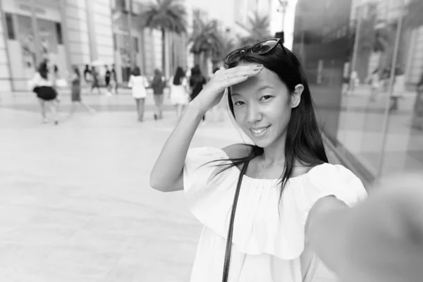 Bangkok Siyah Beyaz Gezen Çok Irklı Güzel Turist Kadının Portresi — Stok fotoğraf