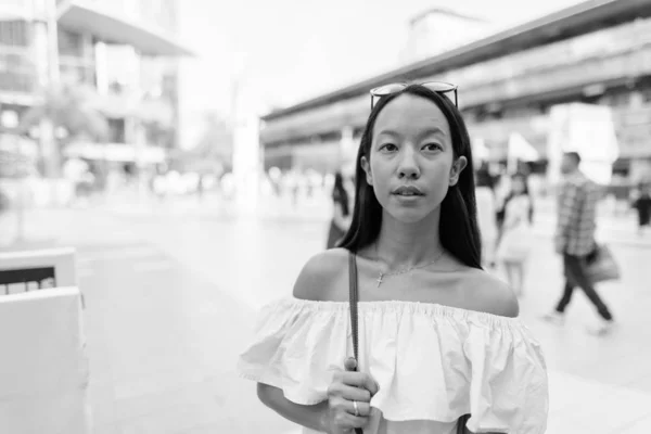 Portrét Mladé Krásné Multietnické Turistické Ženy Objevující Město Bangkok Černé — Stock fotografie