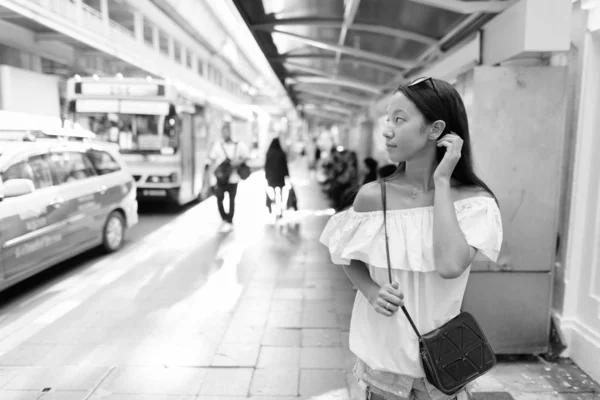 Retrato Una Joven Hermosa Turista Multiétnica Explorando Ciudad Bangkok Blanco —  Fotos de Stock