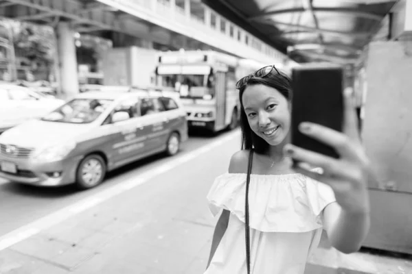 Retrato Una Joven Hermosa Turista Multiétnica Explorando Ciudad Bangkok Blanco —  Fotos de Stock