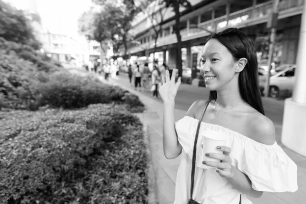 Retrato Una Joven Hermosa Turista Multiétnica Explorando Ciudad Bangkok Blanco —  Fotos de Stock