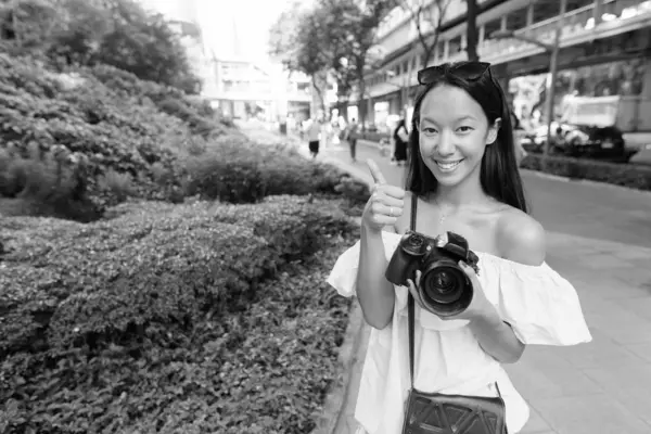 Πορτρέτο Της Νεαρής Όμορφη Πολυεθνική Τουριστική Γυναίκα Εξερεύνηση Της Πόλης — Φωτογραφία Αρχείου