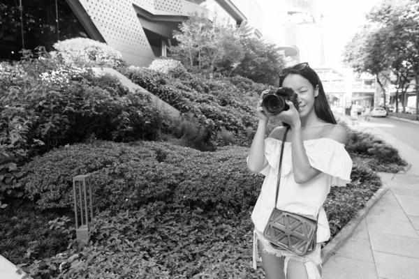 Retrato Una Joven Hermosa Turista Multiétnica Explorando Ciudad Bangkok Blanco —  Fotos de Stock