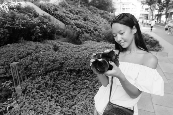 Retrato Una Joven Hermosa Turista Multiétnica Explorando Ciudad Bangkok Blanco —  Fotos de Stock