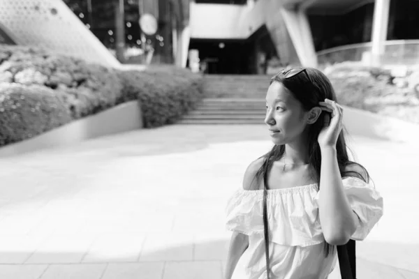 Retrato Una Joven Hermosa Turista Multiétnica Explorando Ciudad Bangkok Blanco —  Fotos de Stock