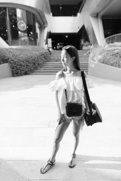 Retrato Una Joven Hermosa Turista Multiétnica Explorando Ciudad Bangkok Blanco —  Fotos de Stock