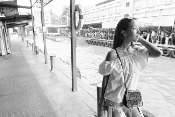 Ritratto Giovane Bella Donna Turistica Multietnica Che Esplora Città Bangkok — Foto Stock