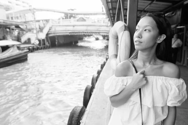 Retrato Una Joven Hermosa Turista Multiétnica Explorando Ciudad Bangkok Blanco —  Fotos de Stock