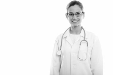Stüdyo çekim gözlük giyerken gülümseyen genç mutlu kadın doktor