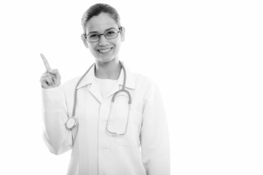 Bir parmak işaret ederken gülümseyen genç mutlu kadın doktor Studio vurdu