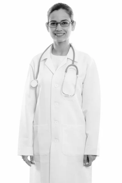 Estúdio tiro de jovem mulher feliz médico sorrindo e de pé enquanto vestindo óculos — Fotografia de Stock