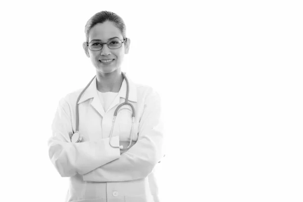 Estúdio tiro de jovem mulher feliz médico sorrindo enquanto vestindo óculos com os braços cruzados — Fotografia de Stock