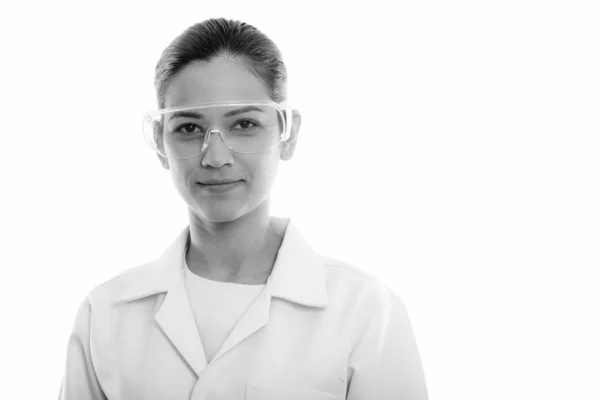 Estúdio tiro de jovem mulher bonita médico vestindo óculos de proteção — Fotografia de Stock