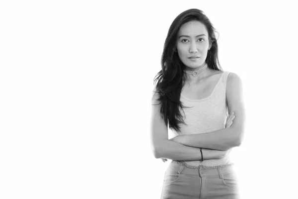 Studio plan de jeune belle femme asiatique avec les bras croisés — Photo