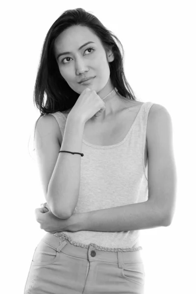 Studio shot de jeune belle asiatique femme penser tout en regardant vers le haut — Photo