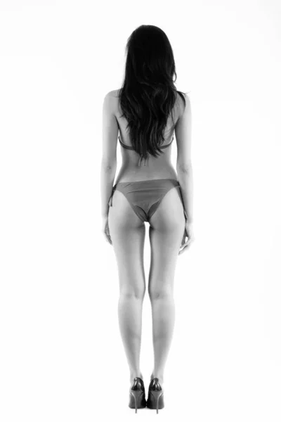 身穿性感比基尼的年轻亚洲女人的背影全景照片 — 图库照片
