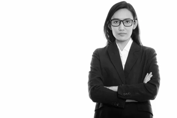 Estudio de disparo de joven mujer de negocios asiática con gafas con los brazos cruzados —  Fotos de Stock